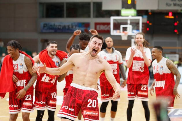 09 04 2022, medi Bayreuth vs s Oliver Wuerzburg, easyCredit BBL, 29 matchday, GER, Bayreuth, Oberfrankenhalle, Pictured cheering after the win by Julian Albus s Oliver Wuerzburg , as fans celebrate topless in the stands Copyright: HMBxMedia xJulienxBecker