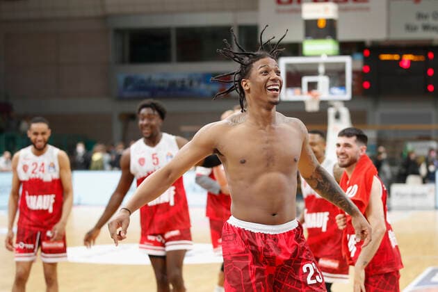 09 04 2022, medi Bayreuth vs s Oliver Wuerzburg, easyCredit BBL, 29 matchday, GER, Bayreuth, Oberfrankenhalle, Pictured cheering after Desi Rodriguez s Oliver Wuerzburg win , as fans celebrate topless in the stands Copyright: HMBxMedia xJulienxBecker