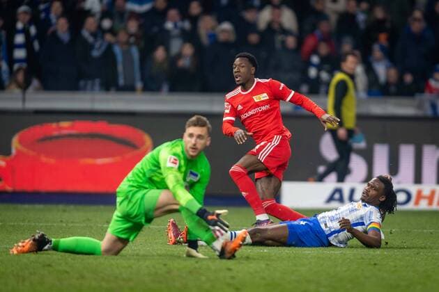 Sport Themen der Woche KW14 Fussball Berlin 09.04.2022 Saison 2021 2022 1. Bundesliga DFL Hertha BSC Berlin - 1. FC Union Berlin Tor zum 1:3 durch Sheraldo Becker (Union, No.27) Anga Dedryk Boyata (Hertha BSC, No.04) *** Football Berlin 09 04 2022 season 2021 2022 1 Bundesliga DFL Hertha BSC Berlin 1 FC Union Berlin goal to 1 3 by Sheraldo Becker Union, No 27 Anga Dedryk Boyata Hertha BSC, No 04
