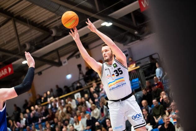BARMER 2 Basketsball Bundesliga ProA season 2021 2022 34 matchday on 09 4 22 Medipolis SC Jena vs VFL SparkassenStars Bochum Stephan Haukohl Jena at the throw Sparkassen Arena