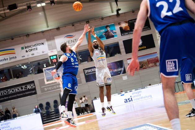 BARMER 2 Basketsball Bundesliga ProA season 2021 2022 34 matchday on 09 4 22 Medipolis SC Jena vs VFL SparkassenStars Bochum v re Brandon Thomas Jena at 3 point throw against Kilian Dietz Bochum Sparkassen Arena
