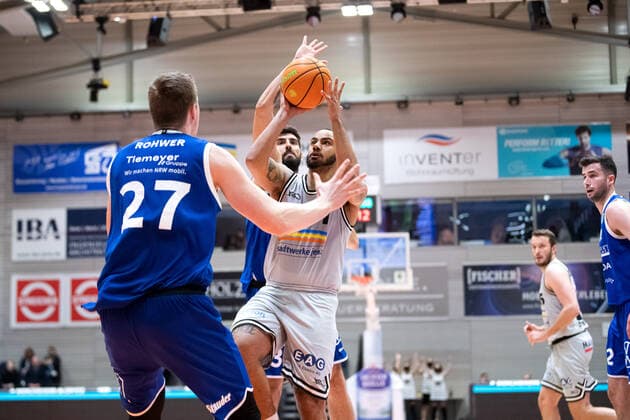 BARMER 2 Basketsball Bundesliga ProA season 2021 2022 34 matchday on 09 4 22 Medipolis SC Jena vs VFL SparkassenStars Bochum center DaVonté Lacy Jena throwing against Björn Rohwer Bochum Sparkassen Arena
