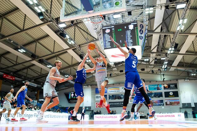 BARMER 2 Basketsball Bundesliga ProA season 2021 2022 34 matchday on 09 4 22 Medipolis SC Jena vs VFL SparkassenStars Bochum center Vuk Radojicic Jena at the basket against left Johannes Joos Bochum and right Dominic Green Bochum Sparkassen Arena
