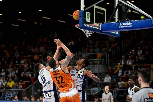 Waverly Austin 32, Wiha Panthers Schwenningen Kevin Yebo 53, Eisbaeren Bremerhaven Jarelle Reischel 5, Eisbaeren Bremerhaven , Eisbaeren Bremerhaven WiHa Panthers Schwenningen, Basketball, Pro A, 09 04 2022, Eisbaeren Bremerhaven WiHa Panthers Schwenningen, Basketball, Pro A, 09 04 2022. Copyright: xJasminxWagner xEibner-Pressefotox EP_BHV