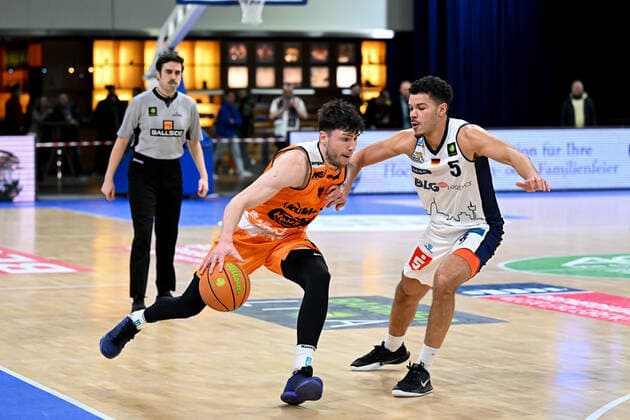 Robert Drijencic 12, Wiha Panthers Schwenningen Jarelle Reischel 5, Eisbaeren Bremerhaven , Eisbaeren Bremerhaven WiHa Panthers Schwenningen, Basketball, Pro A, 09 04 2022, Eisbaeren Bremerhaven WiHa Panthers Schwenningen, Basketball, Pro A, 09 04 2022. Copyright: xJasminxWagner xEibner-Pressefotox EP_BHV