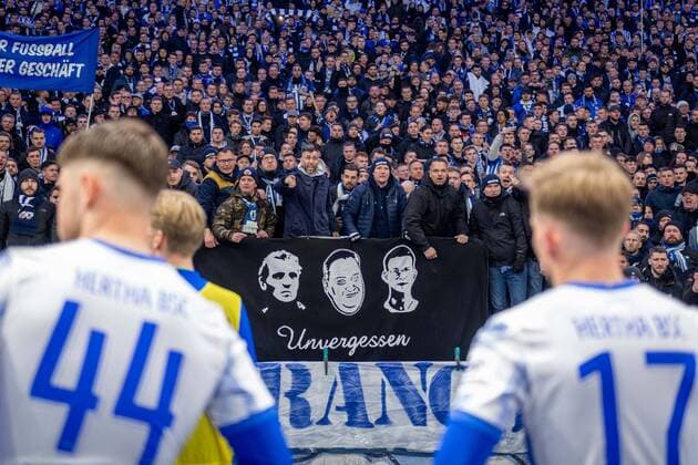 Football Berlin 09 04 2022 Season 2021 2022 1 Bundesliga DFL Hertha BSC Berlin 1 FC Union Berlin Hertha players after the 1 4 defeat with the fans The fans want the players to symbolically take off their jerseys Linus Jasper Gechter Hertha BSC, No 44 Maximilian Mittelstädt Hertha BSC, No 17 Mittelstadt Mittelstaedt
