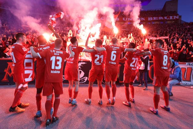 DEU, DFL, 1. FBL, Hertha BSC vs. 1.FC Union, 09.04.2022, Berliner Olympiastadion, Berlin, DEU, DFL, 1. FBL, Hertha BSC vs. 1.FC Union, im Bild Unioner-Spielerkreis, 1.FC Union-Fans DFL - regulations prohibit any use of Photographs as image sequences and or quasi-video Foto: Juergen Engler nordphoto GmbH *** DEU, DFL, 1 FBL, Hertha BSC vs 1 FC Union, 09 04 2022, Berliner Olympiastadion, Berlin, DEU, DFL, 1 FBL, Hertha BSC vs 1 FC Union, in picture Unioner Spielerkreis, 1 FC Union Fans DFL regulations prohibit any use of Photographs as image sequences and or quasi video Foto Juergen Engler nordphoto GmbH nordphotoxGmbHx xEngler nph00076