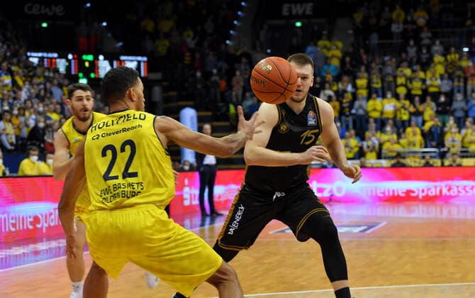 GER, Basketball,easy Credit BBL, EWE Baskets Oldenburg vs Basketball Löwen Braunschweig 09 04 2022, EWE Arena, Oldenburg, GER, easy Credit BBL, EWE Baskets Oldenburg vs Basketball Löwen Braunschweig , in picture who has the ball TJ HOLYFIELD EWE Baskets Oldenburg 22 Martin PETERKA Basketball Löwen Braunschweig 15 nordphotoxRojahn nph00310