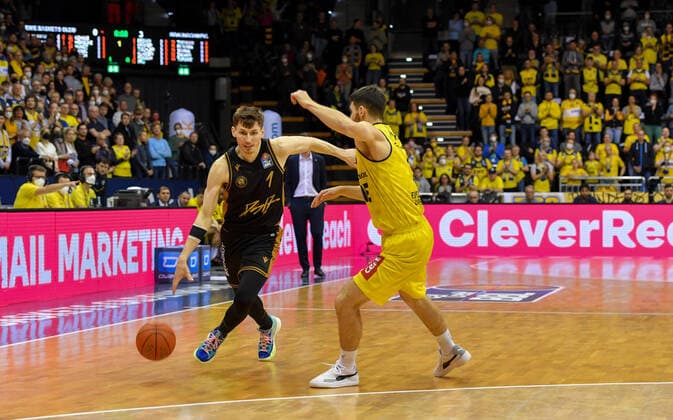 GER, Basketball,easy Credit BBL, EWE Baskets Oldenburg vs Basketball Löwen Braunschweig 09 04 2022, EWE Arena, Oldenburg, GER, easy Credit BBL, EWE Baskets Oldenburg vs Basketball Löwen Braunschweig , in picture David KRÄMER KRAEMER Basketball Löwen Braunschweig 1 Sebastian HERRERA EWE Baskets Oldenburg 7 nordphotoxRojahn nph00310