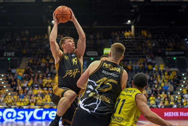 GER, Basketball,easy Credit BBL, EWE Baskets Oldenburg vs Basketball Löwen Braunschweig 09 04 2022, EWE Arena, Oldenburg, GER, easy Credit BBL, EWE Baskets Oldenburg vs Basketball Löwen Braunschweig , in the picture to the basket Ondrej SEHNAL Basketball Löwen Braunschweig 19 Martin PETERKA Basketball Löwen Braunschweig 15 Phil PRESSEY EWE Baskets Oldenburg 11 nordphotoxRojahn nph00310
