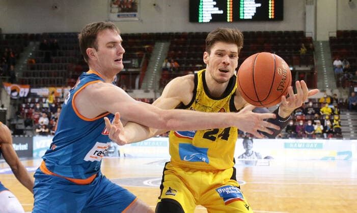 Ludwigsburg , Basketball easycredit BBL Bundesliga MHP Riesen Ludwigsburg vs Ratiopharm Ulm , from left Philipp herkenhoff Ulm Ethan Happ Riesen ,