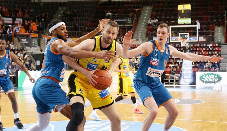 Ludwigsburg , Basketball easycredit BBL Bundesliga MHP Riesen Ludwigsburg vs Ratiopharm Ulm , from left Jaron Blossomgame Ulm Jonas Wohlfarth Bottermann Riesen Philipp herkenhoff Ulm ,