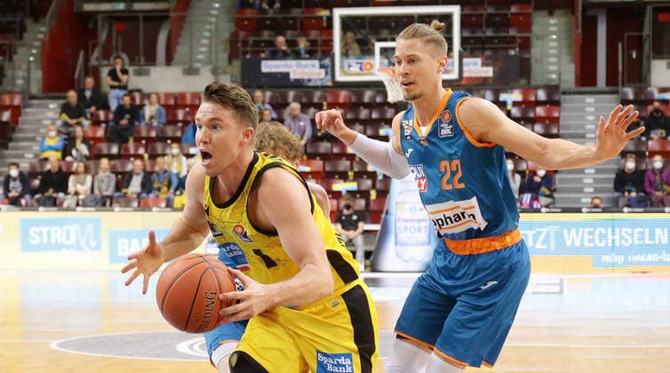 Ludwigsburg , Basketball easycredit BBL Bundesliga MHP Riesen Ludwigsburg vs Ratiopharm Ulm , from left Jordan Hulls Giants Thomas Klepeisz Ulm ,