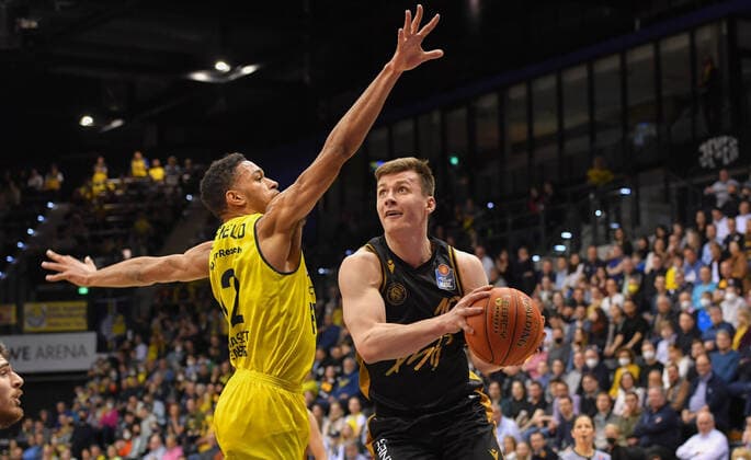 GER, Basketball,easy Credit BBL, EWE Baskets Oldenburg vs Basketball Löwen Braunschweig 09 04 2022, EWE Arena, Oldenburg, GER, easy Credit BBL, EWE Baskets Oldenburg vs Basketball Löwen Braunschweig , in picture Ondrej SEHNAL Basketball Löwen Braunschweig 19 TJ HOLYFIELD EWE Baskets Oldenburg 22 nordphotoxRojahn nph00310