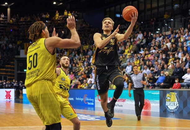GER, Basketball,easy Credit BBL, EWE Baskets Oldenburg vs Basketball Löwen Braunschweig 09 04 2022, EWE Arena, Oldenburg, GER, easy Credit BBL, EWE Baskets Oldenburg vs Basketball Löwen Braunschweig , in picture Arturs ZAGARS Basketball Löwen Braunschweig 32 Max HEIDEGGER EWE Baskets Oldenburg 3 Reggie LYNCH EWE Baskets Oldenburg 50 nordphotoxRojahn nph00310