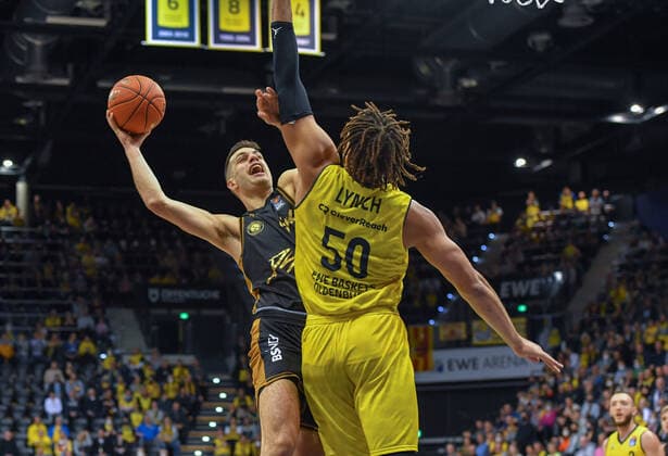 GER, Basketball,easy Credit BBL, EWE Baskets Oldenburg vs Basketball Löwen Braunschweig 09 04 2022, EWE Arena, Oldenburg, GER, easy Credit BBL, EWE Baskets Oldenburg vs Basketball Löwen Braunschweig , in picture Benedikt TURUDIC Basketball Löwen Braunschweig 44 vs Reggie LYNCH EWE Baskets Oldenburg 50 nordphotoxRojahn nph00310