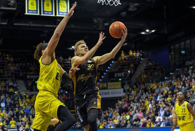 GER, Basketball,easy Credit BBL, EWE Baskets Oldenburg vs Basketball Löwen Braunschweig 09 04 2022, EWE Arena, Oldenburg, GER, easy Credit BBL, EWE Baskets Oldenburg vs Basketball Löwen Braunschweig , in picture Arturs ZAGARS Basketball Löwen Braunschweig 32 Reggie LYNCH EWE Baskets Oldenburg 50 nordphotoxRojahn nph00310