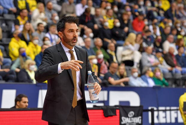GER, Basketball,easy Credit BBL, EWE Baskets Oldenburg vs Basketball Löwen Braunschweig 09 04 2022, EWE Arena, Oldenburg, GER, easy Credit BBL, EWE Baskets Oldenburg vs Basketball Löwen Braunschweig , pictured with the bottle on the sidelines Jesus RAMIREZ Basketball Löwen Braunschweig Headcoach Trainer nordphotoxRojahn nph00310