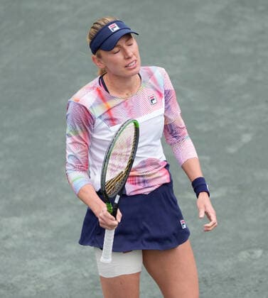 April 9, 2022: Ekaterina Alexandrova (RUS) loses to Belinda Bencic (SUI), 6-4, 6-3 at the CreditOne Charleston Open being played at Family Circle Tennis Center in Charleston, South Carolina, {USA} Tennisclix CSM Charleston USA - ZUMAc04_ 20220409_zaf_c04_005 Copyright: xLesliexBillmanx