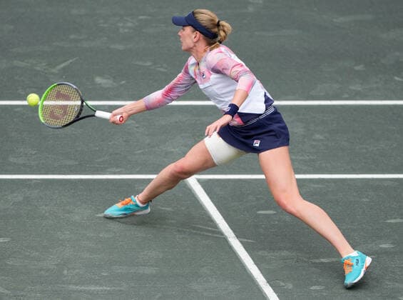 April 9, 2022: Ekaterina Alexandrova (RUS) loses to Belinda Bencic (SUI), 6-4, 6-3 at the CreditOne Charleston Open being played at Family Circle Tennis Center in Charleston, South Carolina, {USA} Tennisclix CSM Charleston USA - ZUMAc04_ 20220409_zaf_c04_010 Copyright: xLesliexBillmanx