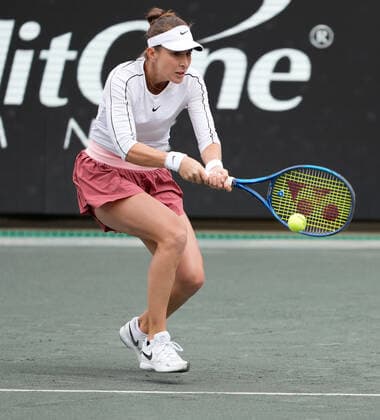 April 9, 2022: Belinda Bencic (SUI) defeated Ekaterina Alexandrova (RUS) 6-4, 6-3, at the CreditOne Charleston Open being played at Family Circle Tennis Center in Charleston, South Carolina USA Tennisclix CSM Charleston USA - ZUMAc04_ 20220409_zaf_c04_012 Copyright: xLesliexBillmanx