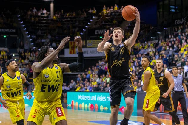 Oldenburg, Lower Saxony, DEU, 09 04 2022, Ondrej Sehnal center, Basketball Löwen Braunschweig and Tai Odiase left, EWE Baskets Oldenburg EWE Baskets Oldenburg vs Basketball Löwen Braunschweig 1 Basketball Bundesliga season 2021 2022, 29 match day, Grosse EWE Arena EWE Baskets Oldenburg vs Basketball Löwen Braunschweig.