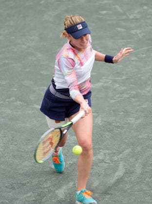 April 9, 2022: Ekaterina Alexandrova (RUS) loses to Belinda Bencic (SUI), 6-4, 6-3 at the CreditOne Charleston Open being played at Family Circle Tennis Center in Charleston, South Carolina, {USA} Tennisclix CSM Charleston USA - ZUMAc04_ 20220409_zaf_c04_015 Copyright: xLesliexBillmanx