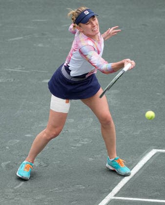 April 9, 2022: Ekaterina Alexandrova (RUS) loses to Belinda Bencic (SUI), 6-4, 6-3 at the CreditOne Charleston Open being played at Family Circle Tennis Center in Charleston, South Carolina, {USA} Tennisclix CSM Charleston USA - ZUMAc04_ 20220409_zaf_c04_016 Copyright: xLesliexBillmanx