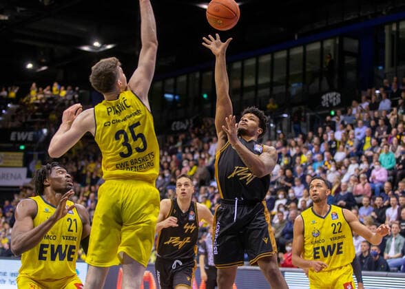 Oldenburg, Lower Saxony, DEU, 09 04 2022, Tookie Brown center, Basketball Löwen Braunschweig , Alen Pjanic left, EWE Baskets Oldenburg EWE Baskets Oldenburg vs Basketball Löwen Braunschweig 1 Basketball Bundesliga Saison 2021 2022, 29 Spieltag, Grosse EWE Arena EWE Baskets Oldenburg vs Basketball Löwen Braunschweig