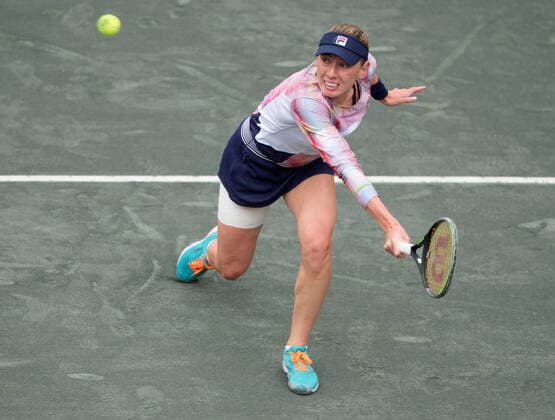 April 9, 2022: Ekaterina Alexandrova (RUS) loses to Belinda Bencic (SUI), 6-4, 6-3 at the CreditOne Charleston Open being played at Family Circle Tennis Center in Charleston, South Carolina, {USA} Tennisclix CSM Charleston USA - ZUMAc04_ 20220409_zaf_c04_022 Copyright: xLesliexBillmanx