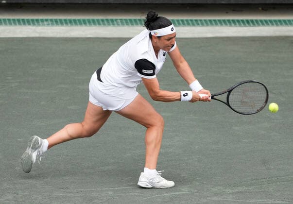 April 9, 2022: Ons Jabeur (TUN) defeated Amanda Anisimova (USA) 2-6, 6-1, 6-4, at the CreditOne Charleston Open being played at Family Circle Tennis Center in Charleston, South Carolina USA Tennisclix CSM Charleston USA - ZUMAc04_ 20220409_zaf_c04_053 Copyright: xLesliexBillmanx