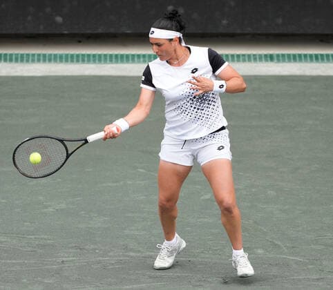 April 9, 2022: Ons Jabeur (TUN) defeated Amanda Anisimova (USA) 2-6, 6-1, 6-4, at the CreditOne Charleston Open being played at Family Circle Tennis Center in Charleston, South Carolina USA Tennisclix CSM Charleston USA - ZUMAc04_ 20220409_zaf_c04_051 Copyright: xLesliexBillmanx