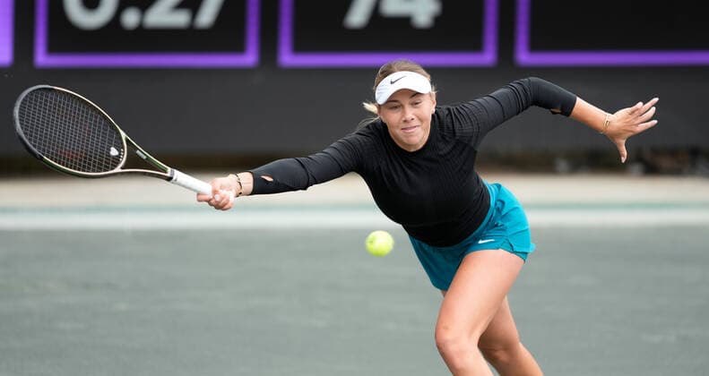 April 9, 2022: Amanda Anisimova (USA) loses to Ons Jabeur (TUN), 2-6, 6-1, 6-4 at the CreditOne Charleston Open being played at Family Circle Tennis Center in Charleston, South Carolina, {USA} Tennisclix CSM Charleston USA - ZUMAc04_ 20220409_zaf_c04_035 Copyright: xLesliexBillmanx