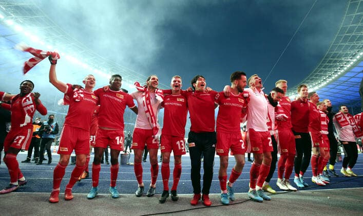 Union team celebrates 4 1 victory in front of the fans sports football soccer DFL Bundesliga men season 2021 2022 09 04 2022 Hertha BSC Berlin vs 1 FC Union Berlin FCU derby city duel