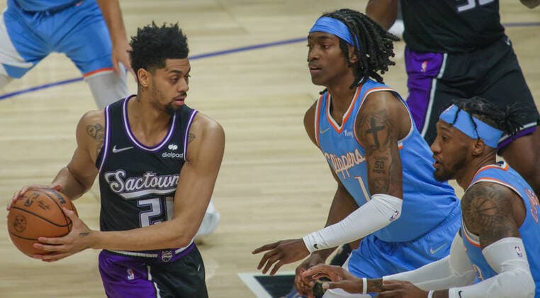 Los Angeles Clippers vs Sacramento Kings at Crypto.com Arena in Los Angeles, CA on Saturday, April 9, 2022. Jeremy Lamb 26 is guarded by Terance Mann 14 and Robert Covington 23 of the LA Clippers. Los Angeles Clippers vs Sacramento Kings !ACHTUNG: NUR REDAKTIONELLE NUTZUNG!  Copyright: xPHILLIPxKIMx AME107 20220410-df89edf365063df0264ec518ff43e877a5544ff9
