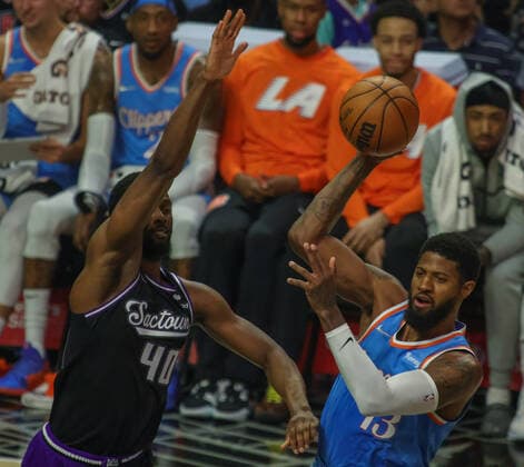 Paul George 13 of the LA Clippers passes the ball as he is guarded by Harrison Barnes 40 of the Sacramento Kings at Crypto.com Arena in Los Angeles, CA on Saturday, April 9, 2022. Los Angeles Clippers vs Sacramento Kings !ACHTUNG: NUR REDAKTIONELLE NUTZUNG!  Copyright: xPHILLIPxKIMx AME132 20220410-263b55d333a047ff8c2f3c0836c7e9d35d70a5ba