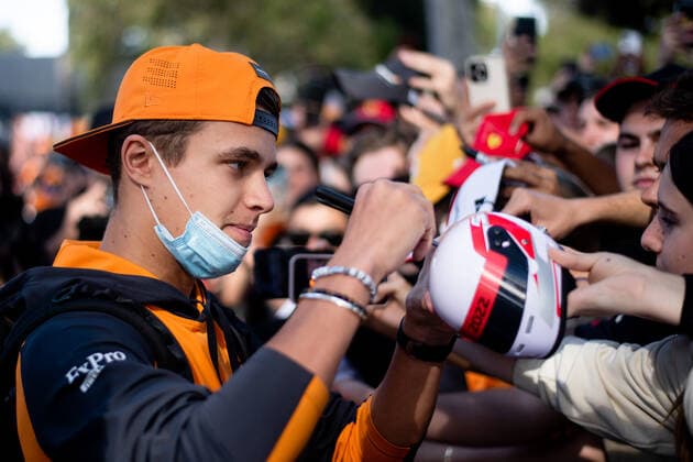 Lando Norris UK, McLaren F1 Team 4 signs autographs on a helmet, AUS, Formula 1 Australian Grand Prix, Albert Park Circuit Melbourne, Race Day, 10 04 2022 AUS, Formula 1 Australian Grand Prix, Albert Park Circuit Melbourne, Race Day, 10 04 2022 Melbourne Copyright: xEibner Memmlerx EP_MMR