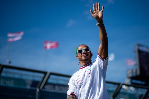 Lewis Hamilton UK, Mercedes AMG Petronas F1 Team 44 waves to fans during the drivers parade, AUS, Formula 1 Australian Grand Prix, Albert Park Circuit Melbourne, Race Day, 10 04 2022 AUS, Formula 1 Australian Grand Prix, Albert Park Circuit Melbourne, Race Day, 10 04 2022 Copyright: xEibner Memmlerx EP_MMR