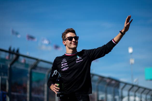George Russell UK, Mercedes AMG Petronas F1 Team 63 waves to fans during drivers parade, AUS, Formula 1 Australian Grand Prix, Albert Park Circuit Melbourne, Race Day, 10 04 2022 AUS, Formula 1 Australian Grand Prix, Albert Park Circuit Melbourne, Race Day, 10 04 2022 Copyright: xEibner Memmlerx EP_MMR