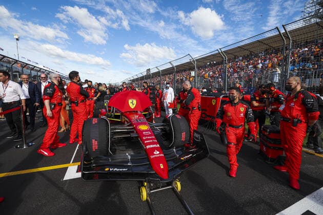 16 LECLERC Charles (mco), Scuderia Ferrari F1-75, action on the grid during the Formula 1 Heineken Australian Grand Prix 2022, 3rd round of the 2022 FIA Formula One World Championship, WM, Weltmeisterschaft on the Albert Park Circuit, from April 8 to 10, 2022 in Melbourne, Australia - F1 - AUSTRALIAN GRAND PRIX 2022 - RACE DPPI Panoramic  00122009_G00D8116.JPG_