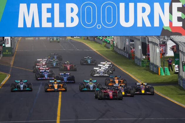 Start of the race, 16 LECLERC Charles (mco), Scuderia Ferrari F1-75, 01 VERSTAPPEN Max (nld), Red Bull Racing RB18, action during the Formula 1 Heineken Australian Grand Prix 2022, 3rd round of the 2022 FIA Formula One World Championship, WM, Weltmeisterschaft on the Albert Park Circuit, from April 8 to 10, 2022 in Melbourne, Australia - F1 - AUSTRALIAN GRAND PRIX 2022 - RACE DPPI Panoramic 00122009__V2_0010.JPG_