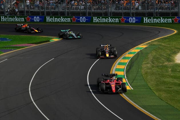 AUSTRALIAN F1 GRAND PRIX, Charles Leclerc of Ferrari leads the field at the start of the Formula 1 Australian Grand Prix 2022 at the Albert Park Grand Prix Circuit in Melbourne, Sunday, April 10, 2022. ( NO ARCHIVING, EDITORIAL USE ONLY, NO USE IN BOOKS WITHOUT CONSENT MELBOURNE VIC AUSTRALIA  Copyright: xJOELxCARRETTx 20220410001645840147