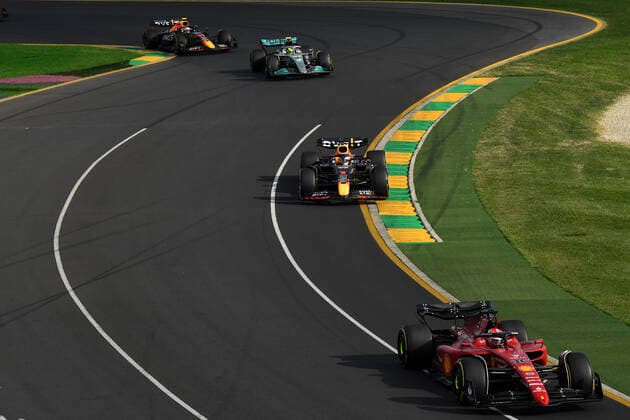 AUSTRALIAN F1 GRAND PRIX, Charles Leclerc of Ferrari leads the field at the start of the Formula 1 Australian Grand Prix 2022 at the Albert Park Grand Prix Circuit in Melbourne, Sunday, April 10, 2022. ( NO ARCHIVING, EDITORIAL USE ONLY, NO USE IN BOOKS WITHOUT CONSENT MELBOURNE VIC AUSTRALIA  Copyright: xJOELxCARRETTx 20220410001645842639