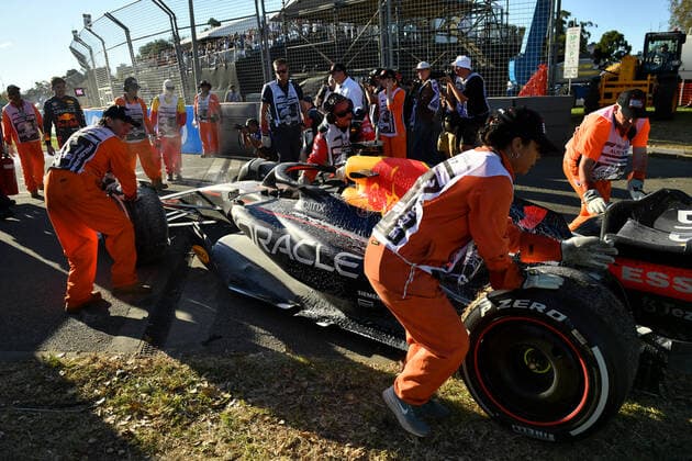AUSTRALIAN F1 GRAND PRIX, Max Verstappen of Red Bull Racing looks over his car as marshals assist during the Formula 1 Australian Grand Prix 2022 at the Albert Park Grand Prix Circuit in Melbourne, Sunday, April 10, 2022. ( NO ARCHIVING, EDITORIAL USE ONLY, NO USE IN BOOKS WITHOUT CONSENT MELBOURNE VIC AUSTRALIA  Copyright: xJOELxCARRETTx 20220410001645846941