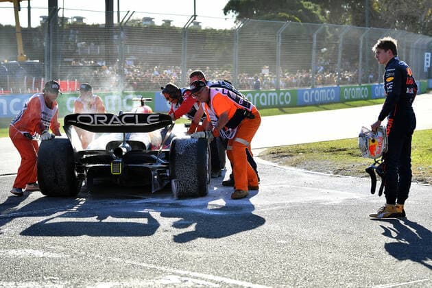 AUSTRALIAN F1 GRAND PRIX, Max Verstappen of Red Bull Racing looks over his car as marshals assist during the Formula 1 Australian Grand Prix 2022 at the Albert Park Grand Prix Circuit in Melbourne, Sunday, April 10, 2022. ( NO ARCHIVING, EDITORIAL USE ONLY, NO USE IN BOOKS WITHOUT CONSENT MELBOURNE VIC AUSTRALIA  Copyright: xJOELxCARRETTx 20220410001645846965