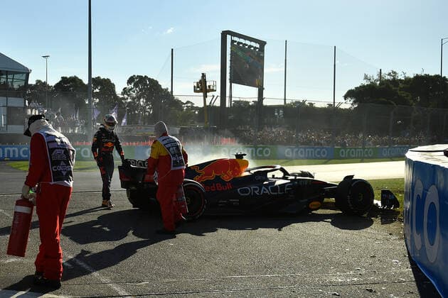 AUSTRALIAN F1 GRAND PRIX, Max Verstappen of Red Bull Racing looks over his car as marshals assist during the Formula 1 Australian Grand Prix 2022 at the Albert Park Grand Prix Circuit in Melbourne, Sunday, April 10, 2022. ( NO ARCHIVING, EDITORIAL USE ONLY, NO USE IN BOOKS WITHOUT CONSENT MELBOURNE VIC AUSTRALIA  Copyright: xJOELxCARRETTx 20220410001645847011