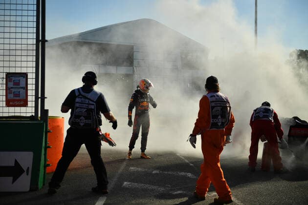 AUSTRALIAN F1 GRAND PRIX, Max Verstappen of Red Bull Racing looks over his car as marshals assist during the Formula 1 Australian Grand Prix 2022 at the Albert Park Grand Prix Circuit in Melbourne, Sunday, April 10, 2022. ( NO ARCHIVING, EDITORIAL USE ONLY, NO USE IN BOOKS WITHOUT CONSENT MELBOURNE VIC AUSTRALIA  Copyright: xJOELxCARRETTx 20220410001645847158