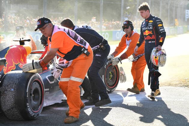 AUSTRALIAN F1 GRAND PRIX, Max Verstappen of Red Bull Racing looks over his car as marshals assist during the Formula 1 Australian Grand Prix 2022 at the Albert Park Grand Prix Circuit in Melbourne, Sunday, April 10, 2022. ( NO ARCHIVING, EDITORIAL USE ONLY, NO USE IN BOOKS WITHOUT CONSENT MELBOURNE VIC AUSTRALIA  Copyright: xJOELxCARRETTx 20220410001645847407