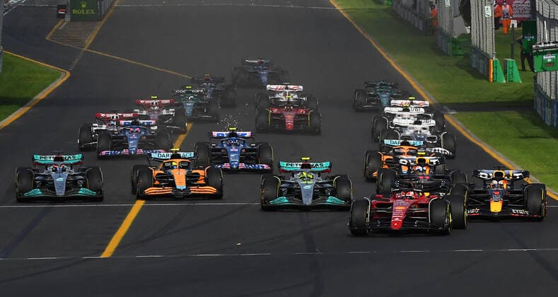 AUSTRALIAN F1 GRAND PRIX, Charles Leclerc of Ferrari (2nd right) enters turn one during the Formula 1 Australian Grand Prix 2022 at the Albert Park Grand Prix Circuit in Melbourne, Sunday, April 10, 2022. ( NO ARCHIVING, EDITORIAL USE ONLY, NO USE IN BOOKS WITHOUT CONSENT MELBOURNE VIC AUSTRALIA  Copyright: xJAMESxROSSx 20220410001645862843