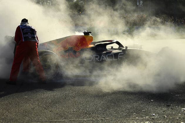 AUSTRALIAN F1 GRAND PRIX, Max Verstappen of Red Bull Racing looks over his car as marshals assist during the Formula 1 Australian Grand Prix 2022 at the Albert Park Grand Prix Circuit in Melbourne, Sunday, April 10, 2022. ( NO ARCHIVING, EDITORIAL USE ONLY, NO USE IN BOOKS WITHOUT CONSENT MELBOURNE VIC AUSTRALIA  Copyright: xJOELxCARRETTx 20220410001645874111